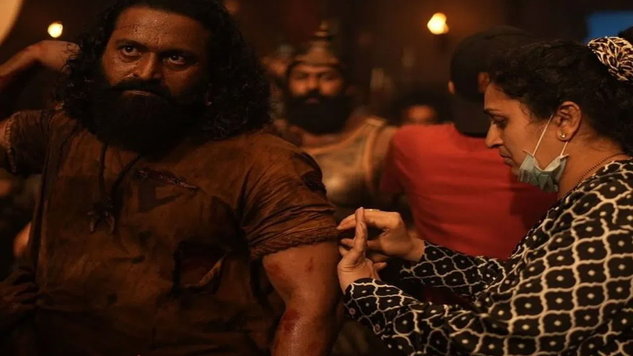 'కాంతార: చాప్టర్ 1' సినిమా కోసం రిషబ్ శెట్టి తన బృందంతో కలిసి వరుసగా మూడు సంవత్సరాలు అవిశ్రాంతంగా పనిచేశాడు. ఈ విషయం గురించి ఆయన స్వయంగా కొన్ని చోట్ల మాట్లాడారు.
