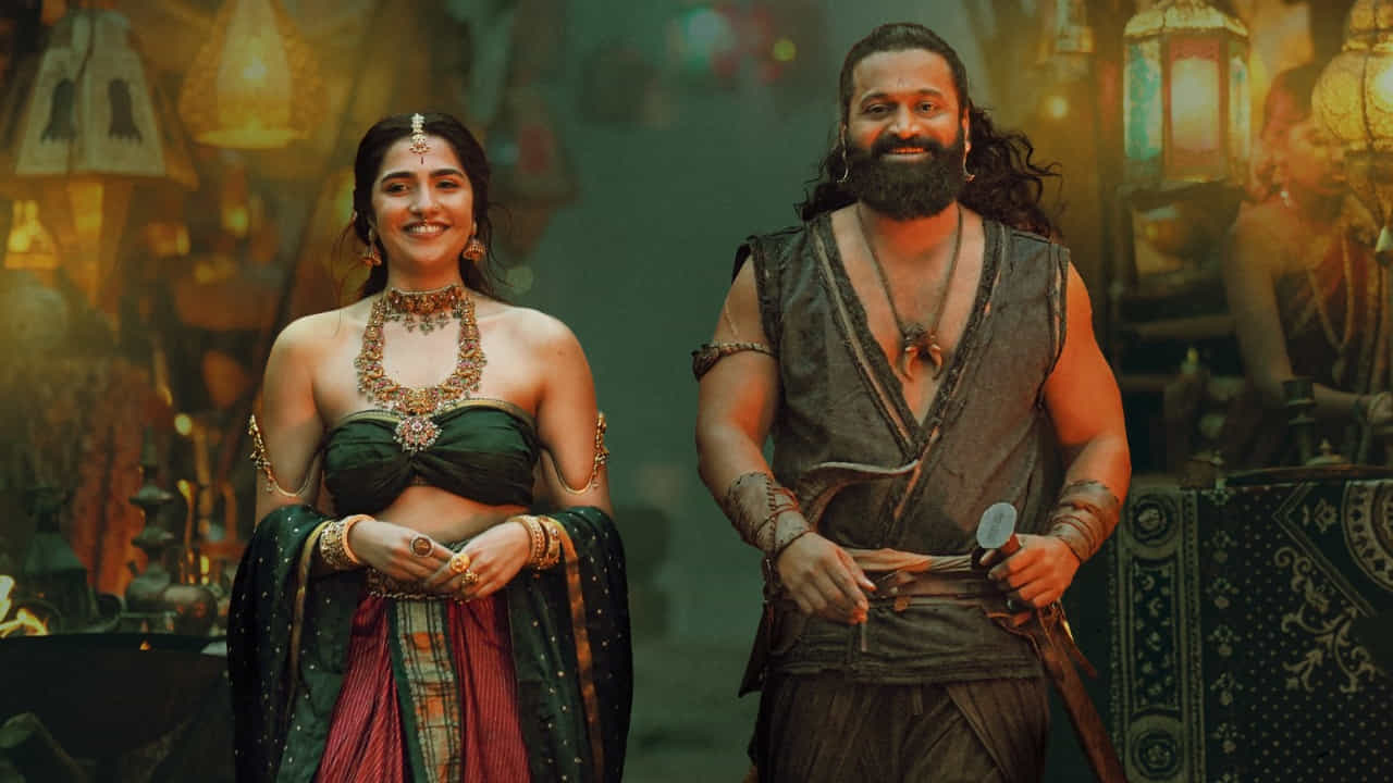 రిషబ్ శెట్టి నటించిన కాంతారా ఎ లెజెండ్: చాప్టర్ 1 ఇప్పుడు థియేటర్లలో దూసుకుపోతుంది. ఈ ఏడాదిలో అతిపెద్ద సినిమా విజయాలలో ఒకటిగా నిలిచింది. ఈ పౌరాణిక యాక్షన్ థ్రిల్లర్ దేశవ్యాప్తంగా ప్రేక్షకులను బాగా ఆకట్టుకుంది. ఈ సినిమాలో అద్భుతమైన విజువల్స్, బీజీఎమ్, నటీనటుల యాక్షన్ ప్రేక్షకులను కట్టిపడేశాయి.