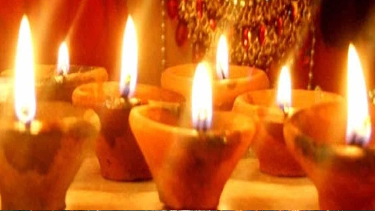 అయితే ఈ కార్తీక పౌర్ణమి చాలా శక్తివంతమైనది. అంతే కాకుండా జ్యోతిష్య శాస్త్రం ప్రకారం ఈ సారి దీనికి చాలా విషిష్టత ఉన్నదంట. ఎందుకంటే? ఈ రోజు, శ్రీహరి, హరుడు, లక్ష్మీదేవి ఇలా ముగ్గురు దేవతలకు అంకితమైన రోజు. అలాగే ఈరోజున దేవతలు భువిపైకి గంగానది స్నానానికి వస్తారని నమ్మకం.
