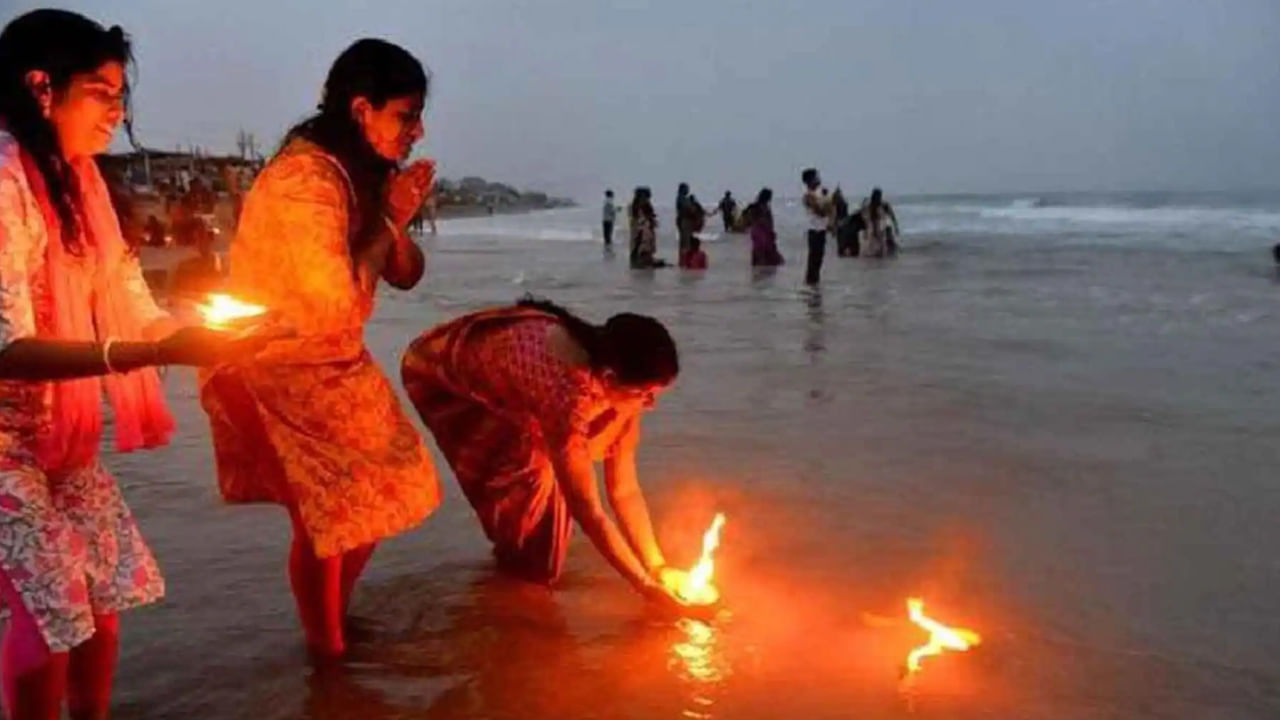 అందుకే కార్తీక మాసంలో తప్పనిసరిగా ఒక్కరోజైనా, నది స్నానం చేయాలని చెబుతారు పండితులు. ఒక వేళ మీకు కార్తీక మాసంలో నది స్నానం వీలుకాకపోతే, ఇంటిలోనే సూర్యోదయానికి ముందే నిద్రలేచి, చన్నీటితో యమున, గోదావరి, కృష్ణ, కావేరి , నర్మద , తపతి , సింధు మైదలైన నదులను అవాహన చేసుకొని స్నానం ఆచరించాలంట. ఇది కూడా నది స్నానం చేసినంత పుణ్య ఫలాన్ని ఇస్తుందని చెబుతున్నారు పండితులు.