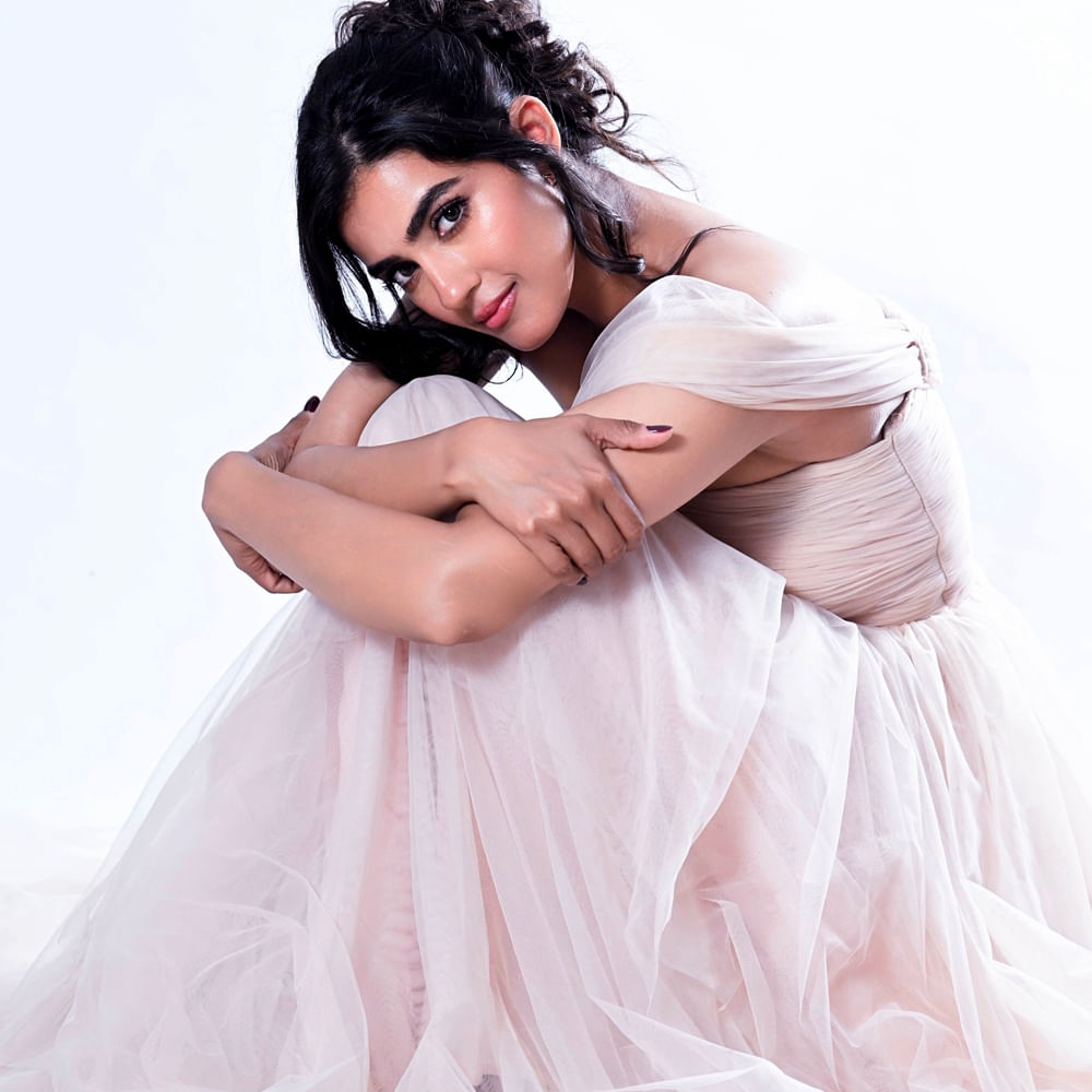 బిచ్చగాడు 2, ఈగల్, ఊరు పేరు భైరవకోన, డబుల్ ఇస్మార్ట్, విశ్వం సినిమాల్లో హీరోయిన్ గా నటించింది. ఇక ఈ అమ్మడు తన గ్లామర్ తో కుర్రకారును కట్టిపడేస్తుంది. సినిమాల రిజల్ట్ ఎలా ఉన్నా కూడా ఈ భామ తన అందచందాలతో మెప్పించింది.