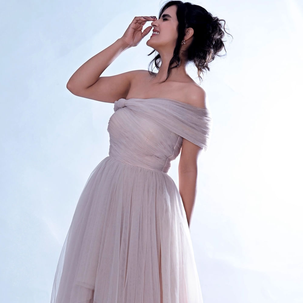 ఈ ముద్దుగుమ్మ మోడలింగ్ ద్వారా కెరీర్ మొదలు పెట్టింది. ఆతర్వాత హీరోయిన్ గా ఛాన్స్ లు అందుకుంది. కావ్య హీరోయిన్ గా తొలి సినిమా ఈ మాయ పేరేమిటో. ఈ సినిమా ఆశించిన స్థాయిలో ప్రేక్షకులను ఆకట్టుకుంది. ఈ అమ్మడి అందానికి కుర్రకారు ఫిదా అయ్యారు 