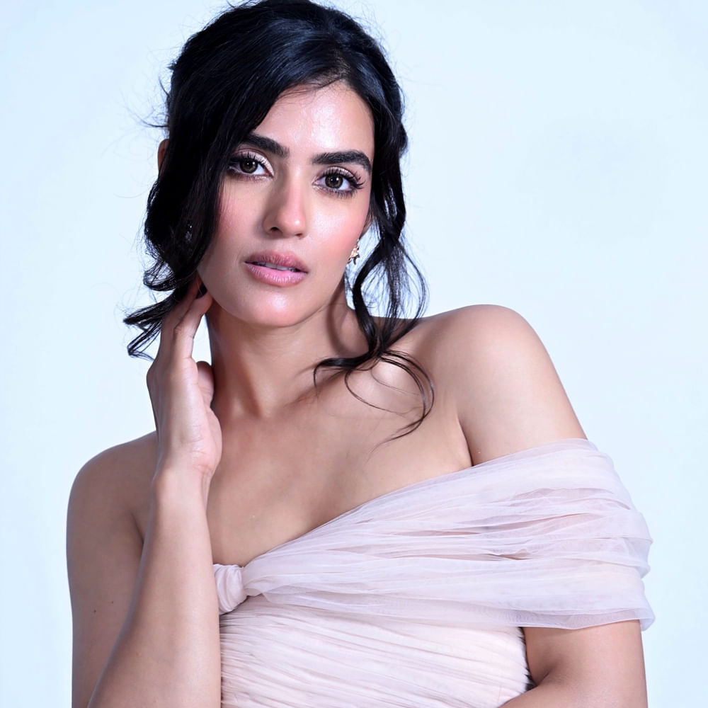 ఆ తర్వాత ఏక్ మినీ కథ అనే సినిమాతో హిట్ అందుకుంది. ఈ సినిమా డైరెక్ట్‌గా ఓటీటీలో రిలీజ్ అయ్యి మంచి టాక్ సొంతం చేసుకుంది. ఆతర్వాత వరుసగా సినిమాలు చేస్తూ ప్రేక్షకులను మెప్పిస్తుంది. తెలుగుతో పాటు తమిళ్ లోనూ సినిమాలు చేసింది.