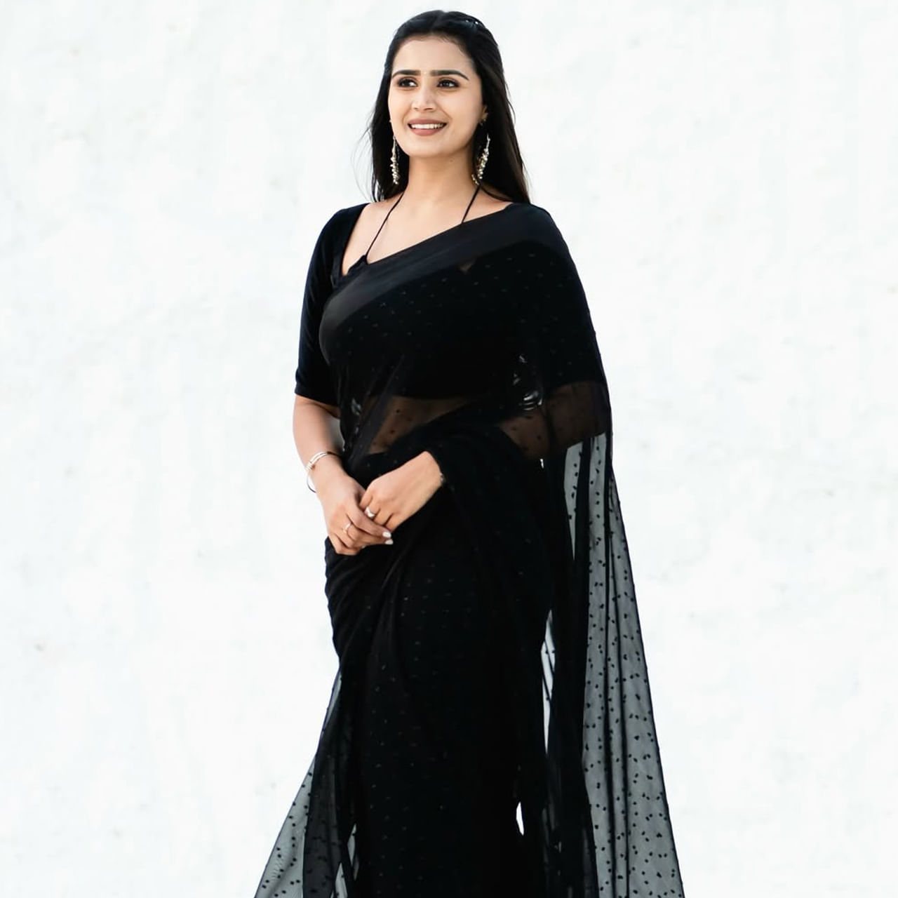 కావ్యశ్రీ.. తెలుగు బుల్లితెర ప్రేక్షకులకు పరిచయం అక్కర్లేని పేరు. గోరింటాకు సీరియల్ ద్వారా విపరీతమైన క్రేజ్ సొంతం చేసుకుంది. ఇందులో నటనతో కట్టిపడేసింది. ఆ తర్వాత చిన్ని సీరియల్ ద్వారా మరోసారి అడియన్స్ ముందుకు వచ్చింది. 