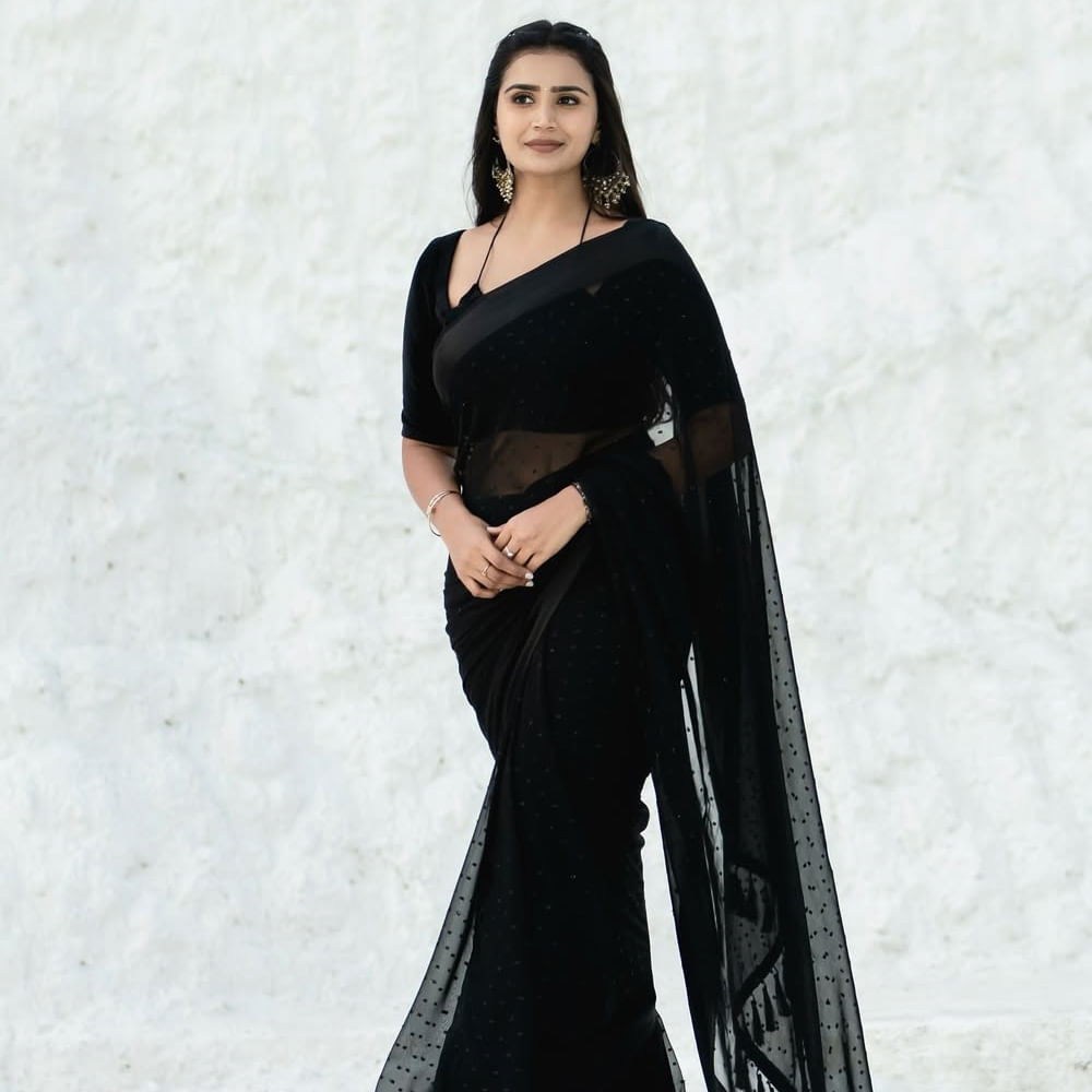 అందం, అభినయంతో స్మాల్ స్క్రీన్ పై స్పెషల్ ఇమేజ్ క్రియేట్ చేసుకున్న ఈ అమ్మడు.. కర్ణాటక బెంగుళూరుకు చెందిన అమ్మాయి. ఆమె నీలి అనే కన్నడ సీరియల్ ద్వారా సినీ రంగుల ప్రపంచంలోకి అడుగుపెట్టింది. 