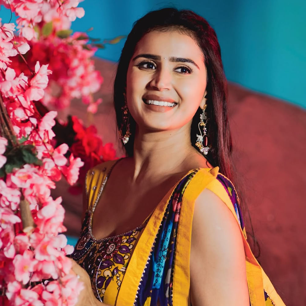 అయితే ఈ సీరియల్ ద్వారా ఏర్పడిన పరిచయం ప్రేమగా మారిందని.. కొన్నాళ్లపాటు వీరి ప్రేమలో ఉన్నారని టాక్ నడిచింది. అయితే అనుహ్యంగా వీరిద్దరు విడిపోయారు. బిగ్ బాస్ హౌస్ లోకి కంటెస్టెంట్ గా అడుగుపెట్టినప్పుడు తన ప్రేమ గురించి బయటపెట్టారు నిఖిల్. 