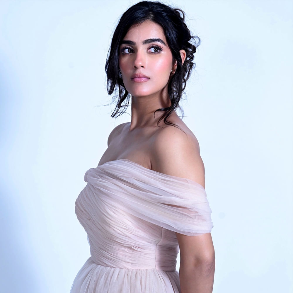 ఇప్పుడు ఈ అమ్మడు వరుసగా సినిమాలు చేస్తూ దూసుకుపోతోంది. సోషల్ మీడియాలోనూ సెగలు పుట్టించేలా ఫోటోలు, వీడియోలు షేర్ చేస్తూ అభిమానులను కవ్విస్తుంది కావ్య. తాజాగా ఈ చిన్నది షేర్ చేసిన ఫోటోలు సోషల్ మీడియాలో వైరల్ అవుతున్నాయి.