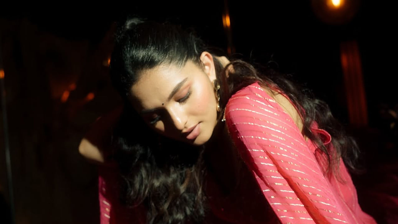 యూత్ లేటెస్ట్ క్రష్ కాయదు లోహర్ గురించి ప్రత్యేకంగా చెప్పాల్సిన పని లేదు. నేచురల్ లుక్లో కనిపిస్తూ ఈ ముద్దుగుమ్మ అందరి మనసు దోచేస్తుంటుంది. తాజాగా ఈ బ్యూటీ పింక్ కలర్ డ్రెస్లో చీకటిలో తన అందాలను ఆరబోస్తూ , యూత్ను ఆగం చేస్తుంది. తన క్యూట్నెస్తో చంపేస్తుంది.