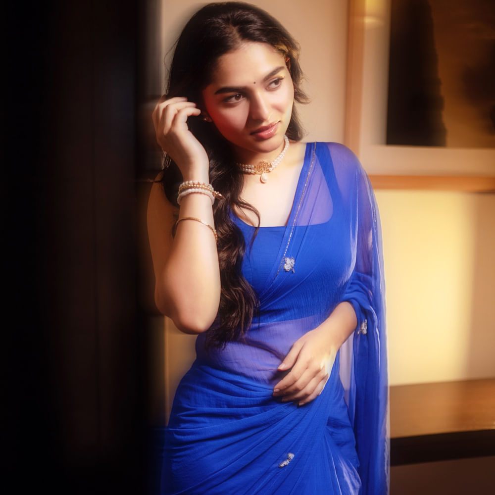 ఇక తెలుగు, మరాఠీ, తమిళంలో అనేక సినిమాల్లో హీరోయిన్‌గా నటిస్తూ అభిమానుల మనసు దోచేసుకుంటున్న ఈ నటి, ఇప్పుడు నాని సినిమాలో ఛాన్స్ అందుకుందని తెలుస్తుంది. నిత్యం సోషల్ మీడియాలో యాక్టివ్‌గా ఉంటూ తన క్యూట్ ఫోటోలతో అందరినీ ఆకట్టుకుంటుంది.