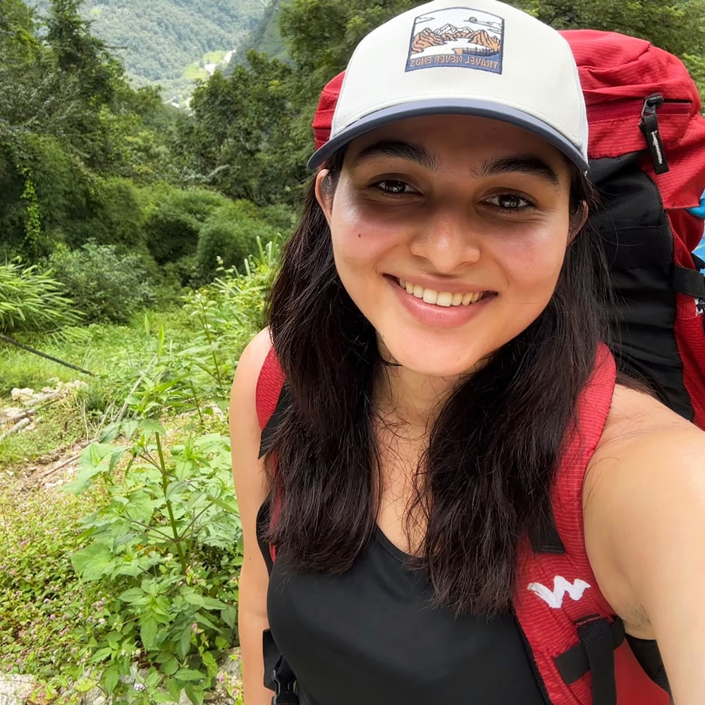 ప్రస్తుతం ఈ బ్యూటీ పూణేలో నివసిస్తోంది. గతంలో కొన్ని సినిమాలు చేసినప్పటికీ ఈ చిన్నది రీసెంట్‌గా వచ్చిన డ్రాగన్ సినిమాతో ఒక్కసారిగా పాపులర్ అయ్యింది. ఈ సినిమాలో తన అందంతో కట్టిపడేసింది ఈ వయ్యారి భామ. దాంతో కుర్రాళ్లంతా ఈమె కోసం గూగుల్‌ను గాలిస్తున్నారు.