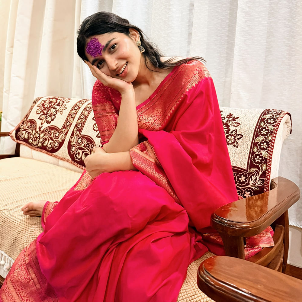 కాయదు లోహర్.. డ్రాగన్ సినిమాతో ఒక్కసారిగా సెన్సేషన్ గా మారిపోయింది ఈ ముద్దుగుమ్మ. కాయదు లోహర్.. మోడల్ గా కెరీర్ మొదలు పెట్టి ఆతర్వాత హీరోయిన్గా మారింది. తన నటనతో ఈ చిన్నది మంచి ఫాలోయింగ్ సొంతం చేసుకుంది. ఆమె 2000 ఏప్రిల్ 11న అస్సాంలోని తేజ్పూర్లో జన్మించింది.