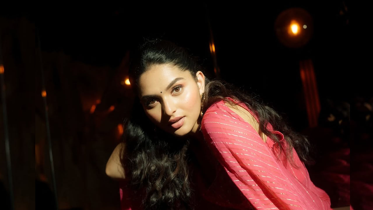 కాయదు లోహర్ మోడల్గా తన కెరీర్ స్టార్ చేసింది. తర్వాత నటనపై ఉన్న ఇంట్రెస్ట్తో ముగిల్ పేట్ అనే కన్నడ చిత్రంతో సిల్వర్ స్క్రీన్ పైకి అడుగు పెట్టింది. ఈ సినిమాతో మంచి గుర్తింపు సంపాదించుకుంది. ఇక శ్రీ విష్ణు సరసన అల్లూరి చిత్రంలో నటించి, ఈ మూవీతోనే ఈ ముద్దుగుమ్మ టాలీవుడ్లోకి ఎంట్రీ ఇచ్చింది. కానీ అంతగా ఫేమ్ సంపాదించుకోలేకపోయింది.