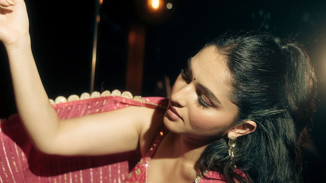 కానీ డ్రాగన్ మూవీతో మంచి గుర్తింపు సంపాదించుకొని, యూత్ లేటెస్ట్ క్రష్ అయిపోయింది. ఈ మూవీతో ఈ ముద్దుగుమ్మ స్టార్ హీరోయిన్స్ రేజ్లో పాపులారిటీ సంపాదించుకుంది. అంతే కాకుండా చాలా ఆఫర్స్ అందుకొని వరస సినిమాలతో ఫుల్ బిజీ అయిపోయింది.