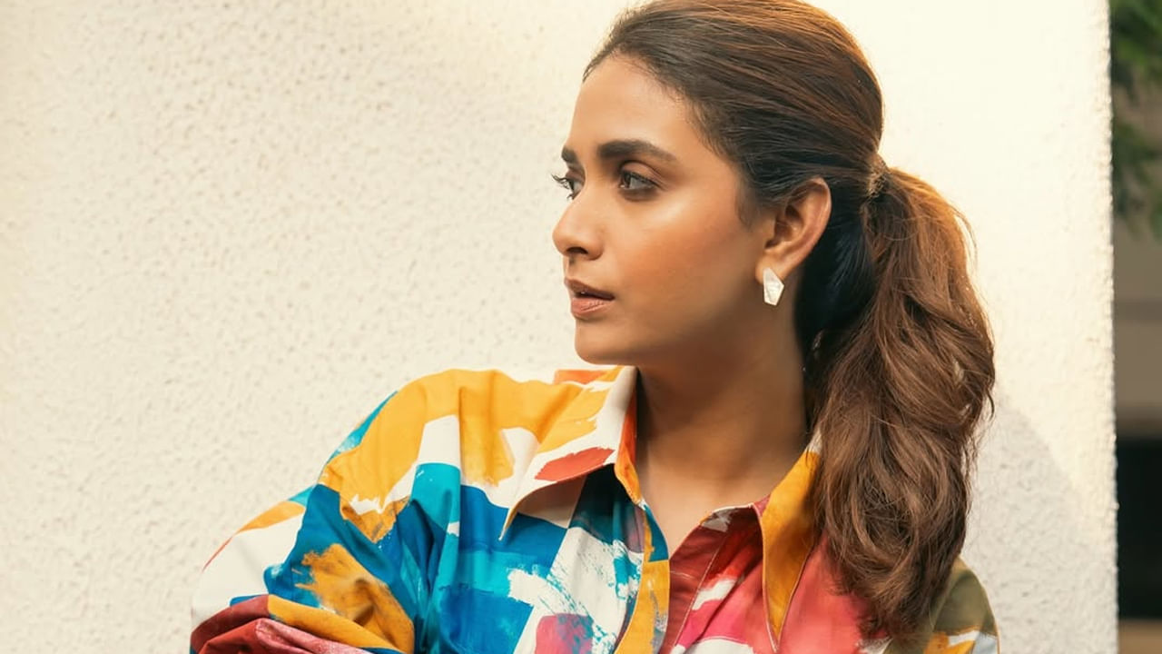 దీంతో వరసగా అవకాశాలు తలుపు తట్టాయి. ముఖ్యంగా ఈ బ్యూటీ నేచురల్ స్టార్ నాని సరసన నేను లోకల్ మూవీలో నటించి, మంచి గుర్తింపు సంపాదించుకుంది. ఈ సినిమా తర్వాత కీర్తికి వరసగా ఆఫర్స్ రావడంతో వచ్చిన అవకాశాన్ని అందిపుచ్చుకుంటూ వరస సినిమాలు, బ్లాక్ బస్టర్ హిట్స్ అందుకొని స్టార్ హీరోయిన్ గా ఓ వెలుగు వెలిగింది.