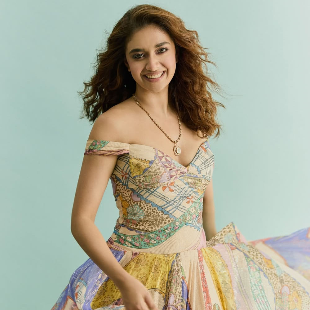 కొన్ని రోజులుగా హిందీలో సినిమాలు చేస్తున్నప్పటికీ .. అక్కడ అదృష్టం మాత్రం కలిసి రావడం లేదు. ఇప్పుడు ఈ బ్యూటీ నార్త్ లో సరైన బ్రేక్ కోసం వెయిట్ చేస్తుంది. చాలా కాలం తర్వాత తెలుగు మరో ప్రాజెక్ట్ చేసేందుకు గ్రీన్ సిగ్నల్ ఇచ్చింది. ఇప్పుడు ఈ అమ్మడు విజయ్ దేవరకొండ సరసన రౌడీ జనార్ధన్ చిత్రంలో నటిస్తుంది.