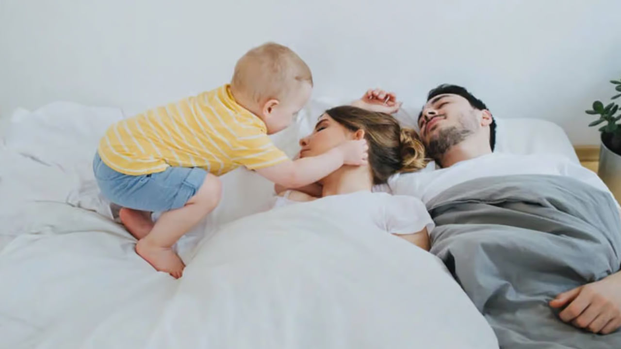 టాయిలెట్ వస్తే లేపమని చెప్పాలి: మూత్రం వచ్చినప్పుడు లేపమని పేరెంట్స్.. పిల్లలకు చెప్పాలి. లేపినప్పుడు వాళ్లను చిరాకు పడకూడదు. పిల్లలకు ఒక్కసారి చెప్తే సరిపోదు. పిల్లలకు గ్రహించే శక్తి తక్కువగా ఉంటుంది కాబట్టి.. ఏ విషయానైనా పదే పదే చెబుతూ ఉండాలి. అప్పుడే వారు అర్థం చేసుకుంటారు.