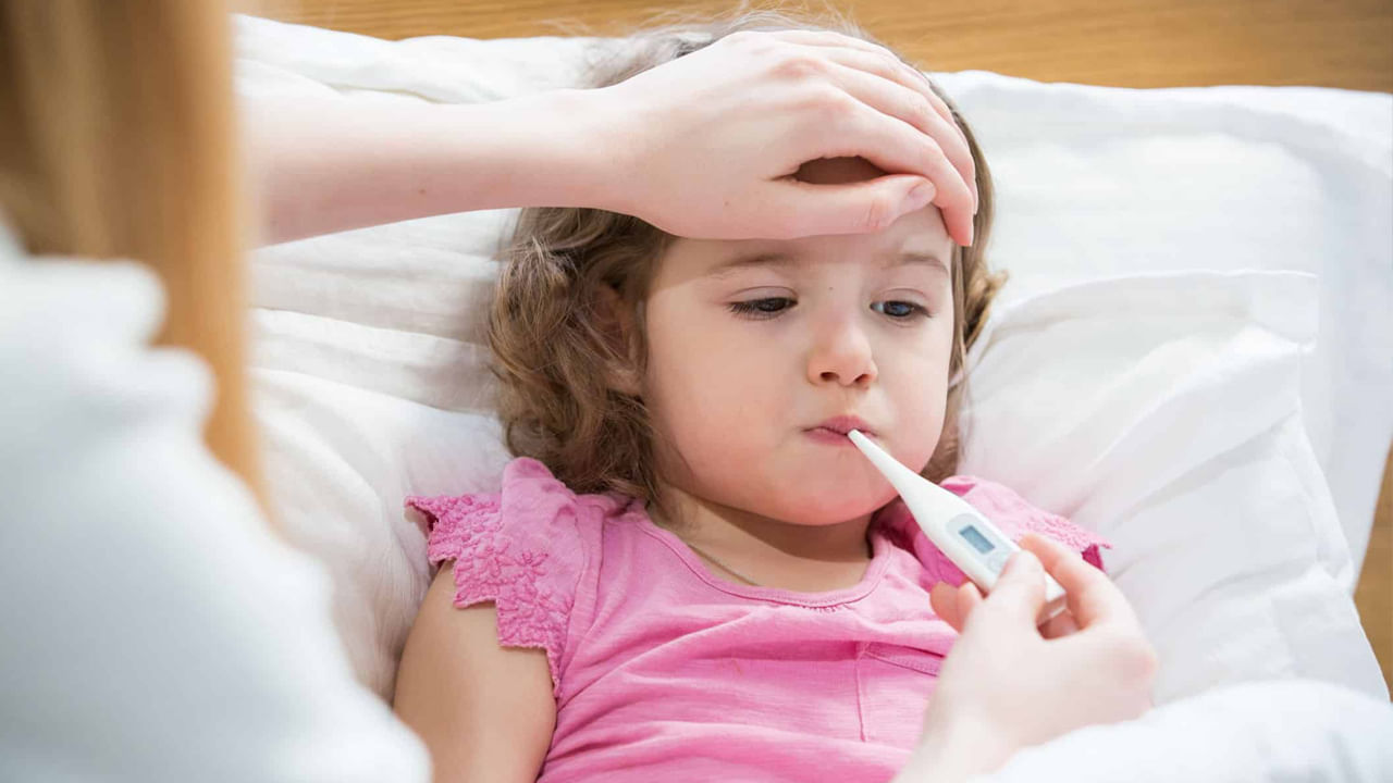 జ్వరం ఉన్న బిడ్డను ఎలా చూసుకోవాలి?: జ్వరం చాలా తక్కువగా ఉన్నప్పుడు, మీరు మీ బిడ్డను ఇంట్లోనే ఉంచుకోవచ్చు. ముందుగా బిడ్డను సౌకర్యవంతంగా, హైడ్రేటెడ్గా ఉంచడం ముఖ్యం. బిడ్డను ఉంచిన గదిని సరైన ఉష్ణోగ్రత వద్ద ఉంచండి. బిడ్డను హైడ్రేట్ గా ఉంచడం మంచిది. ఎక్కువ తల్లిపాలు ఇవ్వండి. సన్నని మస్లిన్ వస్త్రాన్ని గోరువెచ్చని నీటిలో నానబెట్టి, దాన్ని బయటకు తీసి, నుదిటిపై, శరీరానికి పూయండి.