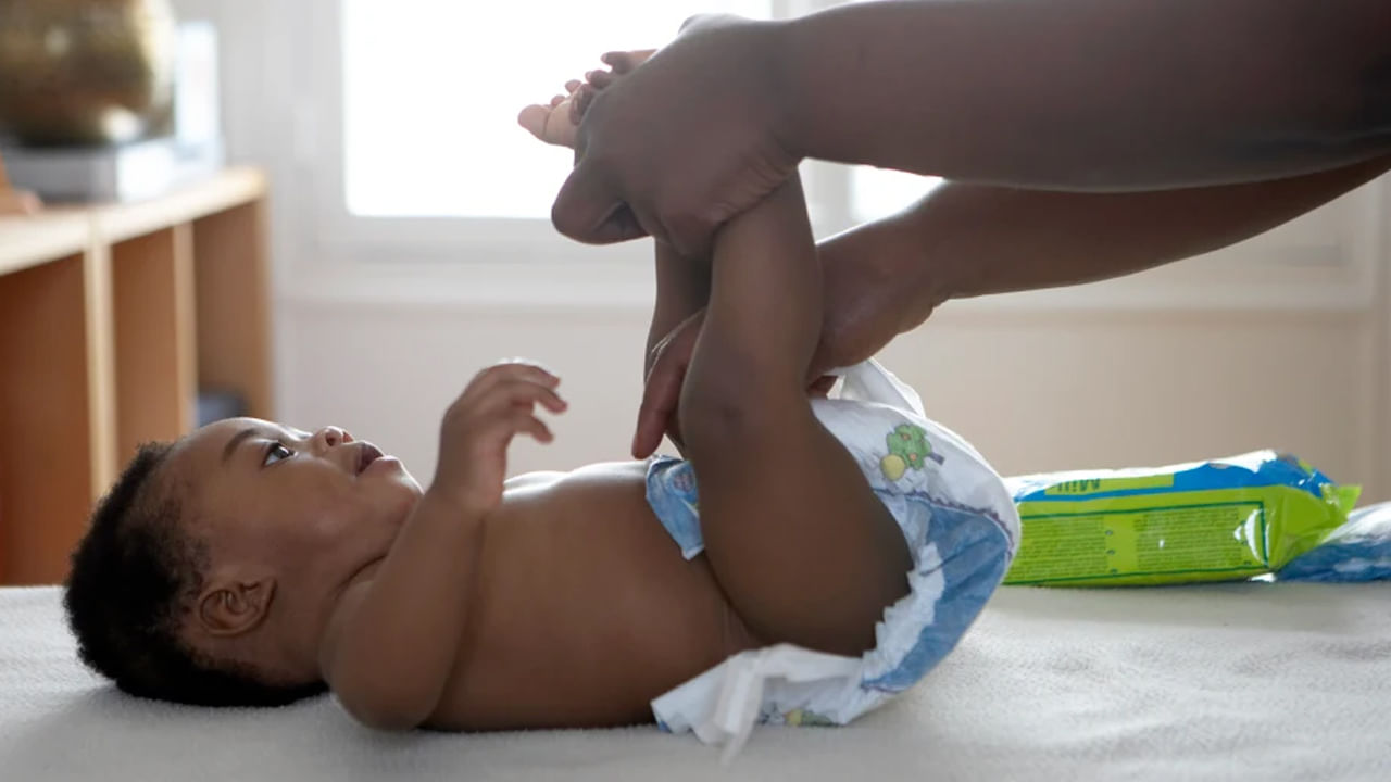 వాజెలీన్‌తో సహాయంతో కూడా డైపర్ వేయడం వల్ల వచ్చే దద్దుర్లు, మంట, దురద, ర్యాషెస్‌ను తగ్గించుకోవచ్చు. వాజెలీన్ చర్మాన్ని మెత్తబరచి.. సమస్య తగ్గేలా చేస్తుంది. ఇవన్నీ పాటిస్తే ఎలాంటి సమస్యలు ఉండవని అంటున్నారు నిపుణులు.