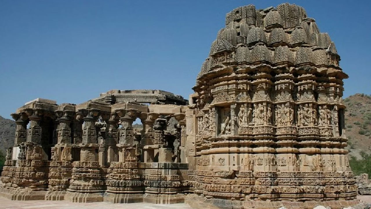 కిరడు దేవాలయాలు: బార్మర్ నుండి 35 కి.మీ దూరంలో, థార్ ఎడారి సమీపంలో ఉన్న పట్టణంలో కిరాడు దేవాలయాలు అని పిలువబడే 5 దేవాలయాలు ఉన్నాయి. సోలంకి నిర్మాణ శైలికి ప్రసిద్ధి చెందిన ఈ దేవాలయాలు అద్భుతమైన శిల్పాలను కలిగి ఉన్నాయి. ఈ ఆలయాలు శివునికి అంకితం చేయబడ్డాయి. ఐదు దేవాలయాలలో సోమేశ్వరాలయం చాలా విశేషమైనది.