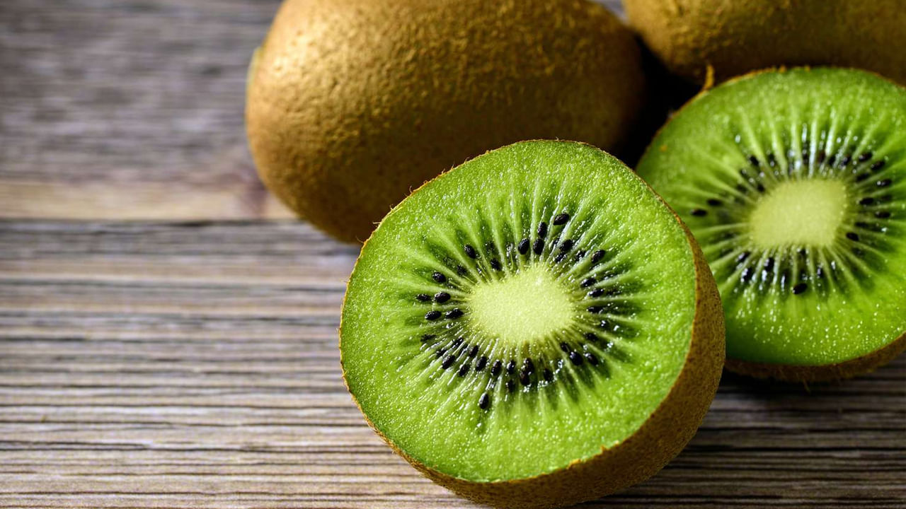 కివి: రోగనిరోధక శక్తిని పెంచడం నుండి ఎర్ర రక్త కణాల ఉత్పత్తి వరకు, తినడానికి ఉత్తమమైన పండు కివి. దీనిలో ఎసిటైల్కోలిన్ అనే ఎంజైమ్ పుష్కలంగా ఉంటుంది. ఇది జీర్ణక్రియకు అవసరమైన ముఖ్యమైన ఎంజైమ్. మీరు ప్రోటీన్ ఆహారాలు తిన్నప్పుడు, ఆ ఆహారాలను విచ్ఛిన్నం చేయడం, జీర్ణక్రియను మెరుగుపరచడం కొంచెం కష్టంగా ఉంటుంది. కివిలో ఎంజైమ్లు ఉంటాయి, ఇవి సులభతరం చేస్తాయి. అందువల్ల, మీరు భోజనం చేసిన అరగంటలోపు కివి పండు తింటే, అపానవాయువు ఉత్పత్తి నివారించబడుతుంది మరియు అసౌకర్యం తగ్గుతుంది.