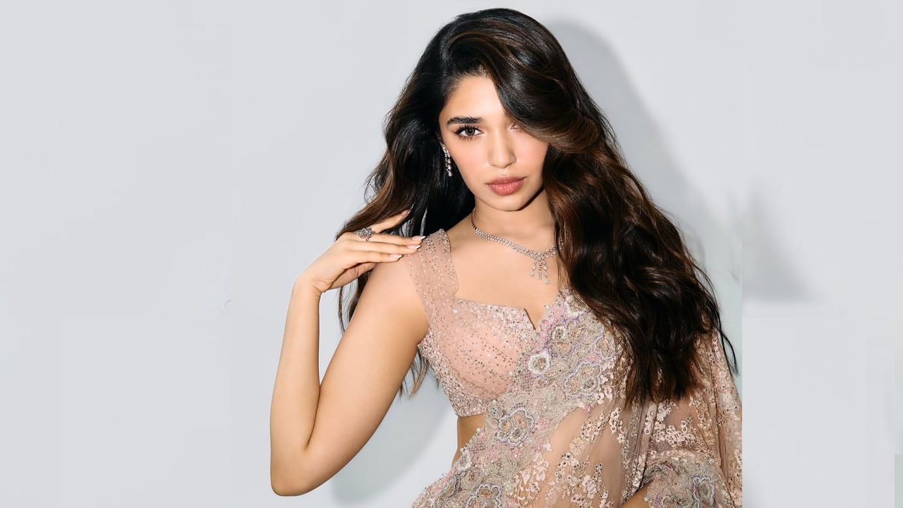 ఉప్పెన సినిమాతో తెలుగు చిత్ర పరిశ్రమలోకి అడుగు పెట్టిన అందాల ముద్దుగుమ్మ కృతిశెట్టి గురించి ప్రత్యేకంగా చెప్పాల్సిన పని లేదు. ఈ అమ్మడు అందానికి ఎవ్వరైనా ఫిదా అవ్వాల్సిందే. ఈ బ్యూటీ తన అంద చందాలతో ఎంతో మంది మదిని దోచేసింది.