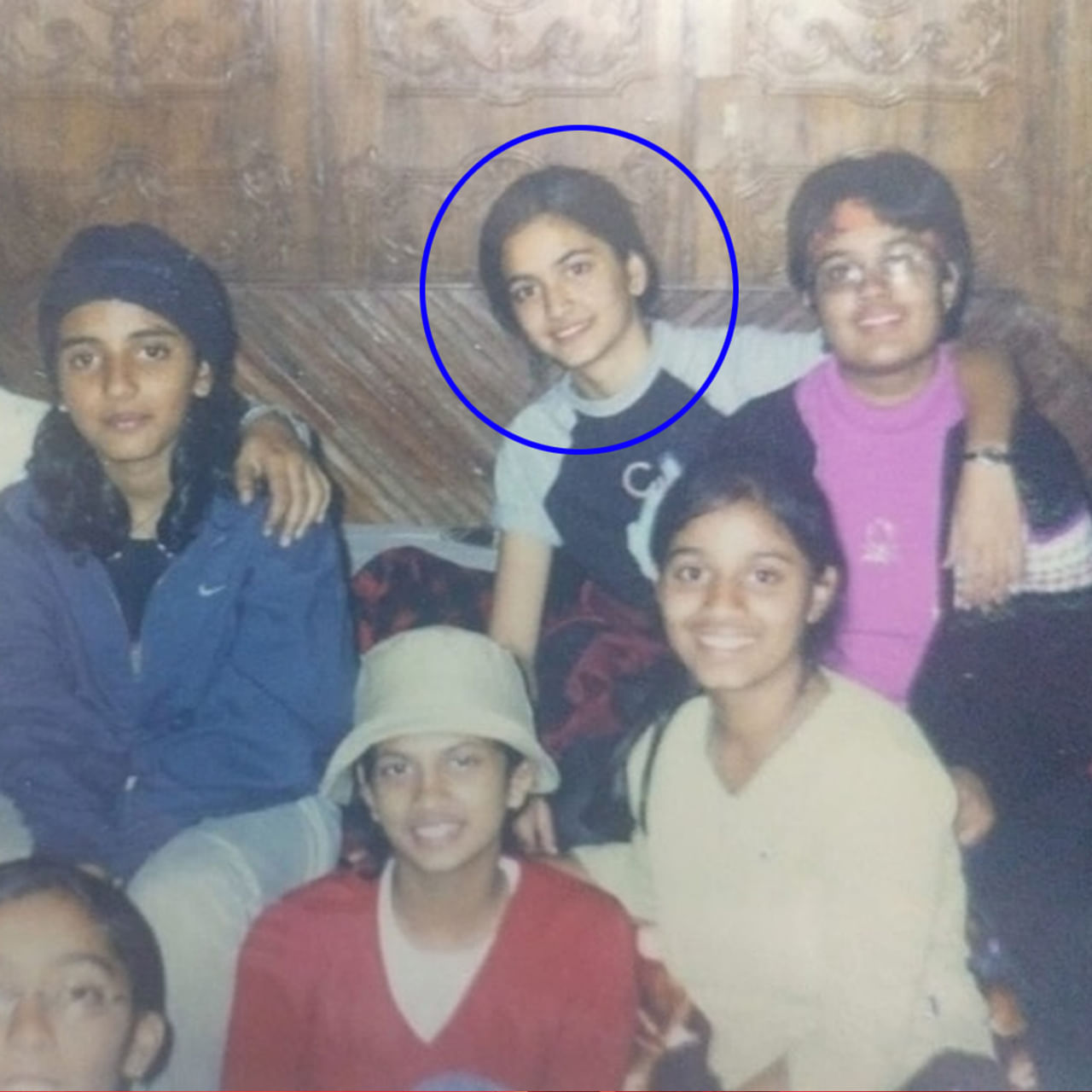 ప్రస్తుతం ఓ హీరోయిన్ చిన్ననాటి ఫోటో సోషల్ మీడియాలో తెగ వైరలవుతుంది. తెలుగులో చేసింది తక్కువ సినిమాలే అయినప్పటికీ విపరీతమైన ఫ్యాన్ ఫాలోయింగ్ సంపాదిచుకుంది. తక్కువ సమయంలోనే తనకంటూ మంచి గుర్తింపు తెచ్చుకుంది. ఇంతకీ ఈ ముద్దుగుమ్మ ఎవరో గుర్తుపట్టారా.. ? ఇప్పుడు సినిమాలకు దూరంగా ఉంటుంది. 