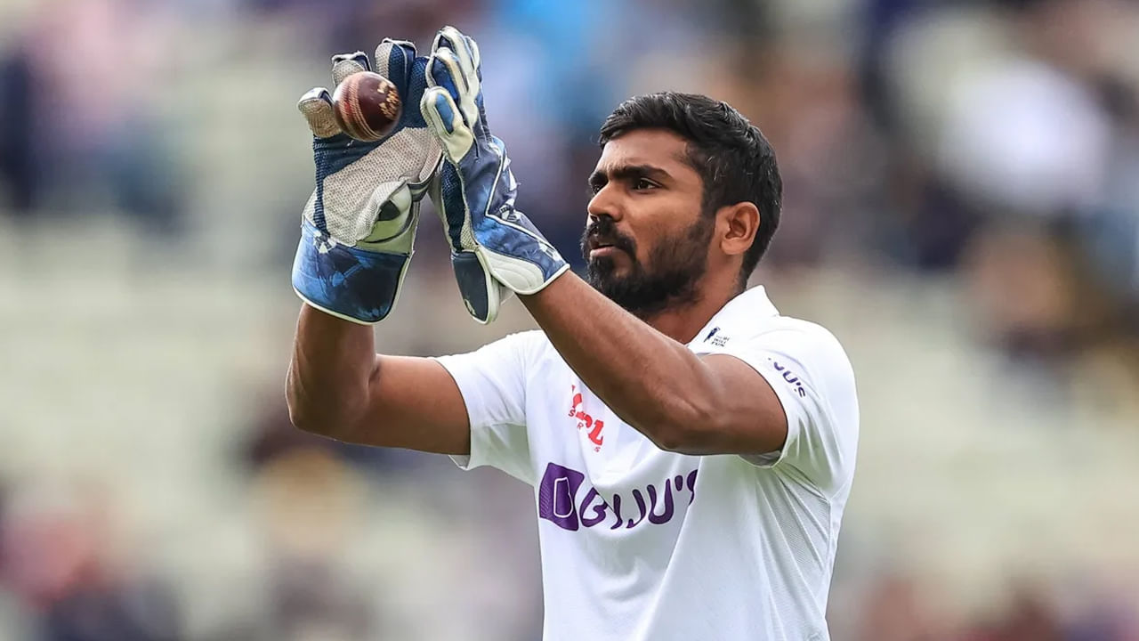 టీమిండియా టెస్ట్ జట్టులో వికెట్ కీపర్ స్థానం కోసం పోటీ తీవ్రంగా ఉన్న సమయంలో, కె.ఎస్. భరత్ ఈ సెంచరీతో సెలక్టర్లకు బలమైన సందేశం పంపాడు. గతంలో టెస్ట్ మ్యాచ్‌లలో బ్యాట్‌తో పెద్దగా ప్రభావం చూపలేకపోయిన భరత్, ఈ సీజన్ ఆరంభంలోనే భారీ స్కోరు సాధించి, మళ్లీ తన స్థానం కోసం గట్టి పోటీ ఇవ్వడానికి సిద్ధంగా ఉన్నట్టు ప్రకటించాడు. ఇలాంటి ఫామ్ కొనసాగిస్తే, భరత్ త్వరలోనే భారత జట్టులోకి తిరిగి వచ్చే అవకాశం ఉంది. దేశవాళీ క్రికెట్‌లో అతని ప్రదర్శన రానున్న రోజుల్లో మరింత ఆసక్తికరంగా మారనుంది.