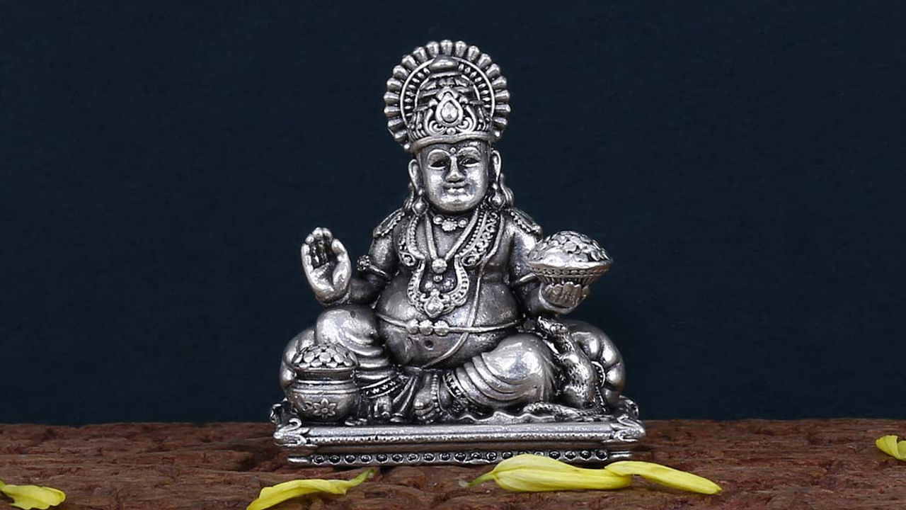 కుబేరుని విగ్రహం: మీరు ఇంటికి ఉత్తర దిశలో కుబేరుని చిత్రపటం లేదా విగ్రహాన్ని ఉంచవచ్చు. వాస్తు ప్రకారం, "ఈ దిశ కుబేరునిది. మీరు ఇక్కడ కుబేరుని చిత్రపటాన్ని ఉంచితే, ఇంట్లో ఆనందం, సంపద పెరుగుతుంది." మీకు ఆర్థిక లాభం లభిస్తుంది. కుబేరుని ఆశీస్సులు కుటుంబ సభ్యులకు లభిస్తాయి. జీవితంలో పురోగతి ఉంటుంది.