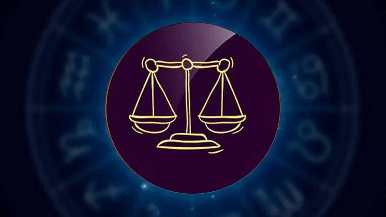 తుల రాశి : తుల రాశి వారిపై కుబేరుడి అనుగ్రహం చాలా ఉండనుంది. దీంతో వీరికి డబ్బుకు లోటే ఉండదు. వీరు ఇంట్లో కూర్చున్నా కూడా అనుకోని మార్గాల ద్వారా డబ్బు చేతికందుతుందని చెబుతున్నారు పండితులు.