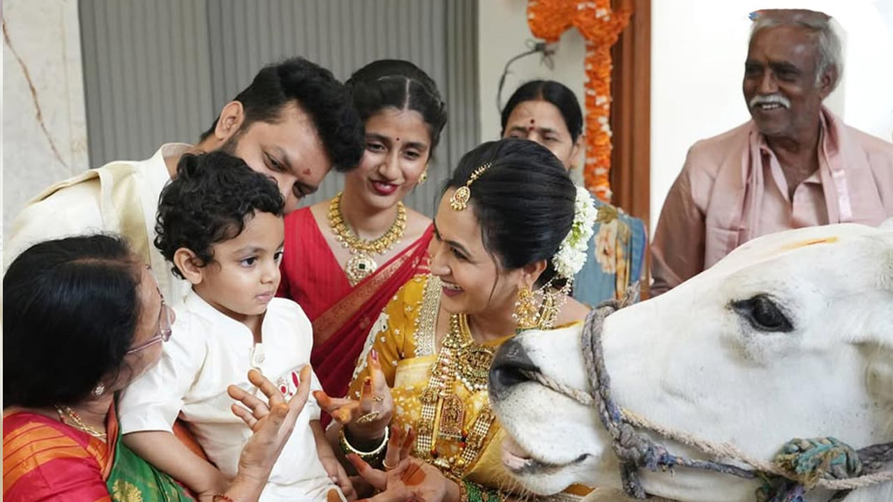 ఈ ప్రోగ్రామ్‌లో తన వాక్ చాతుర్యంతో అందరీనీ ఆకట్టుకుంది. తర్వాత  సినిమా ప్రీ రిలీజ్ ఈవెంట్స్ ఇలా పలు ప్రోగ్రామ్స్‌కు యాంకర్‌గా చేసి స్టార్ యాంకర్‌గా తన కంటూ ప్రత్యేక స్థానం సంపాదించుకుంది.