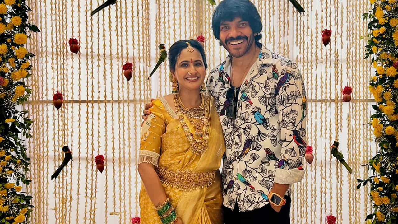 ఇక రీసెంట్గా ఈ అమ్మడు తన సొంతింటి కలను నిజం చేసుకుంది. రీసెంట్గా ఈ బ్యూటీ మరో కొత్తింటిని నిర్మించుకొని అందులోకి అడుగు పెట్టింది. దీనికి సంబంధించిన ఫొటోలను షేర్ చేస్తూ.. మా కలల ఇల్లు, గృహ ప్రవేశంతో శుభారంభం, ప్రతి గోడలో ఒక కల, ప్రతి మూలలో ఒక జ్ఞాపకం, మా కొత్త గూడు కొత్త ఆరంభం , కొత్త జ్ఞాపకాలు అంటూ ఫొటోస్ షేర్ చేసింది.