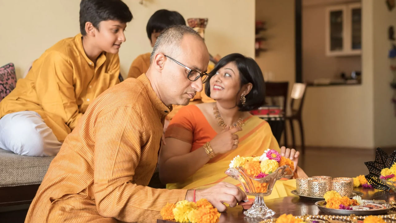 దీపావళి రోజున లక్ష్మీపూజ చేయడం చాలా మంచిది. ఈ రోజు మహిళలు తప్పకుండా పసుపు రంగు దుస్తులు ధరించాలని చెబుతున్నారు పండితులు. పసుపు రంగు అనేది బృహస్పతి గ్రహాన్ని సూచిస్తుంది. అందువలన శాంతి, సంపదకు ప్రతీక అయిన పసుపు రంగు దుస్తులు ధరించి, పూజ చేయడం వలన లక్ష్మీదేవి అనుగ్రహం లభిస్తుందంట.