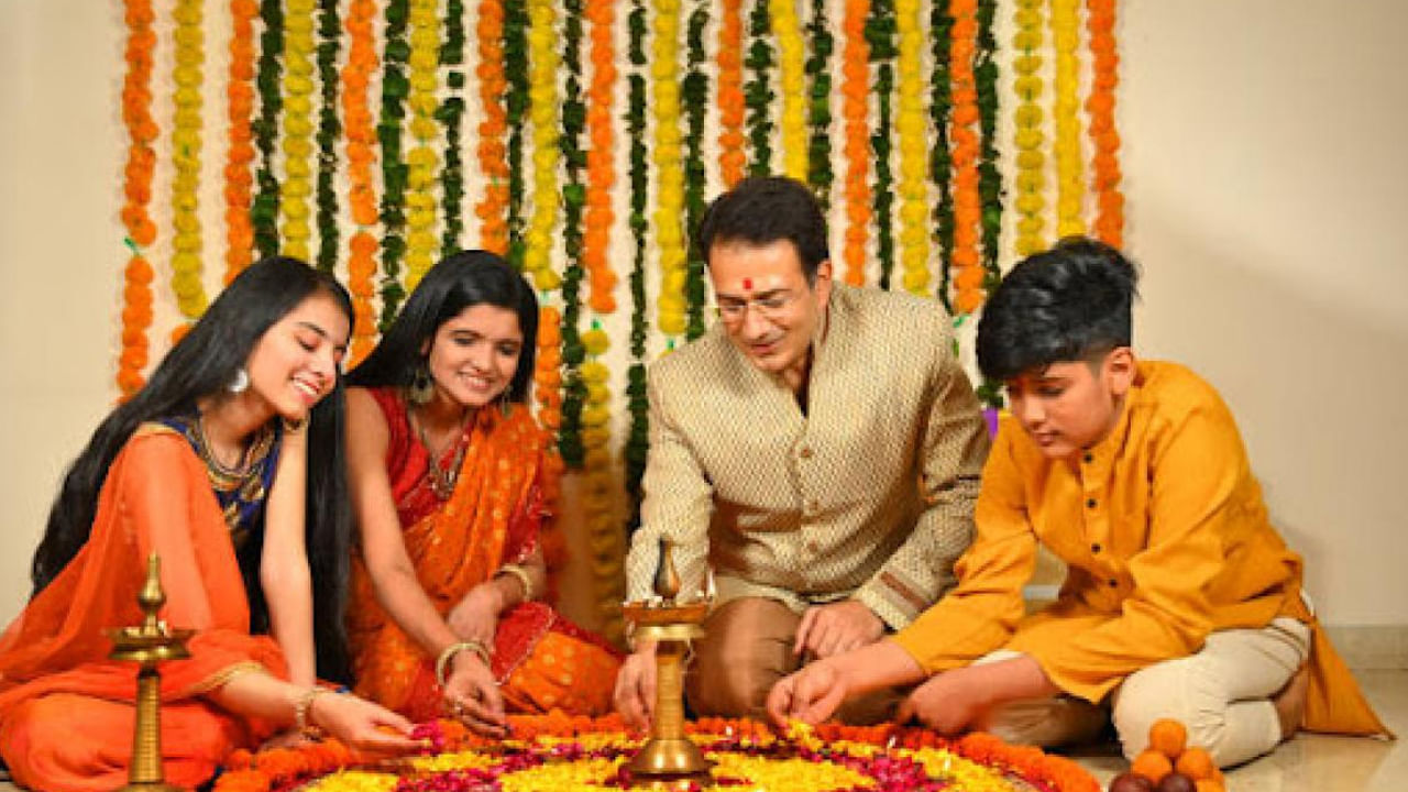 అదే విధంగా నలుపు రంగు దుస్తులు ఎట్టి పరిస్థితుల్లో ధరించకూడదని చెబుతున్నారు పండితులు. ఎందుకంటే నలుపు అనేది శని దేవుడికి సంబంధించినది, ఈ రంగు దుస్తులు ధరించి పూజ చేయడం అశుభకరం, దీని వలన మానసిక ఒత్తిడి, నిరాశ వంటి అనేక సమస్యలు తలెత్తుతాయంట.