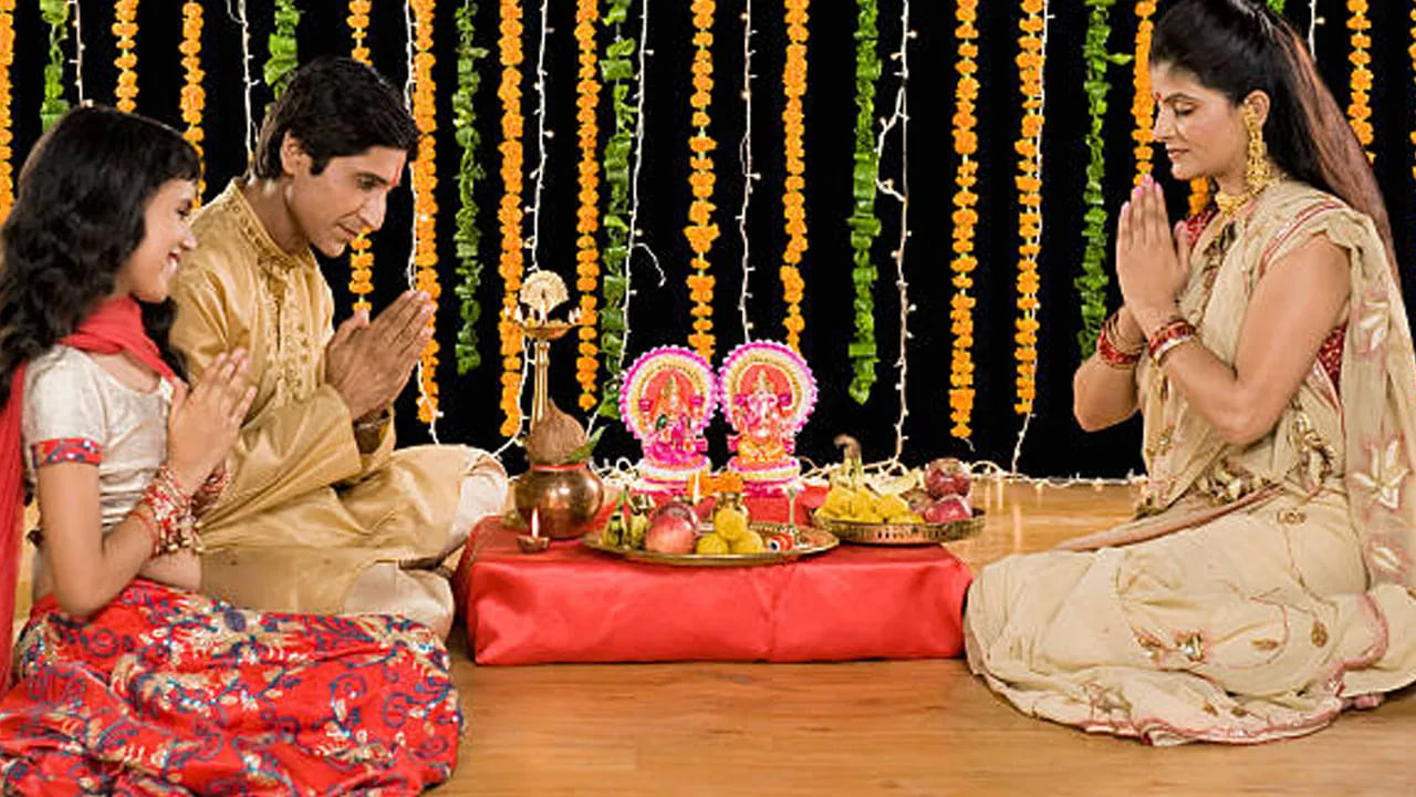 తెలుపు రంగు దుస్తులు శాంతికి ప్రతీకం. అయితే దీపావళి పండుగ రోజు తెలుపు రంగు దుస్తులు ధరించి లక్ష్మీ పూజ చేయడం మంచిదంట. తెలుపు రంగు దుస్తులు ధరించడం వలన లక్ష్మీ కటాక్షం కలుగుతుందంటున్నారు పండితులు.