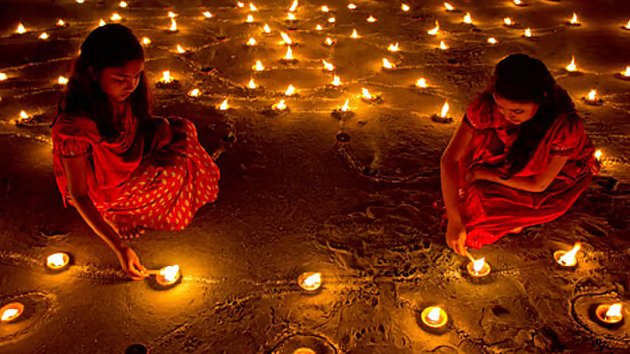 అదే విధంగా దీపావళి సమయంలో లక్ష్మీ పూజ చేసే సమయంలో ఎరుపు రంగు దుస్తులు ధరించడం కూడా చాలా శ్రేయస్కరం అంటున్నారు పండితులు. ఎరుపు రంగు శక్తి, ధైర్యం, ప్రేమకు ప్రతి రూపమైనది, ఇది కుజ గ్రహంతో సంబంధం ఉంటుంది. అందువలన దీపావళి సమయంలో ఎరుపు రంగు దుస్తులు ధరించడం వలన కూడా ధనప్రాప్తి కలుగుతుందంట.