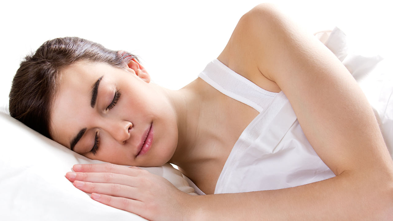 మన శరీరానికి ఆహారం ఎంత ముఖ్యమో నిద్రకూడా అంతే ముఖ్యం. మన రోజంతా యాక్టీవ్‌గా పని చేయాలంటే అంతకు ముందు నైట్‌ మనం సంపూర్ణంగా నిద్రపోవాలి. అయితే నిద్రపోయేప్పుడు ఒక్కొక్కరూ ఒక్కో భంగిమలో పడుకుంటారు. కానీ ఈ అలవాట్లు వారికి అరోగ్య సమస్యలను తెచ్చిపెట్టవచ్చు.