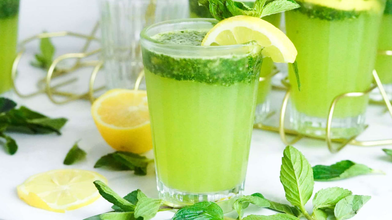 కాలేయాన్ని శుభ్రపరిచే కూరగాయలు: మీరు తిన్న చక్కెర, నూనె, కార్బోహైడ్రేట్లు, కొవ్వు మొత్తాన్ని విచ్ఛిన్నం చేసే పనిని కాలేయం చేస్తుంది. కాబట్టి, మీరు పాలకూర, కాలే, చార్డ్, సలాడ్ వంటి మీ కాలేయాన్ని నిర్విషీకరణ చేసే కూరగాయలను తినవచ్చు. పాలకూర, కాలే, కొత్తిమీర, కాకరకాయ, బీట్‌రూట్ వంటి డీటాక్స్ కూరగాయలను ప్రతిరోజూ తినడం అలవాటు చేసుకోండి.