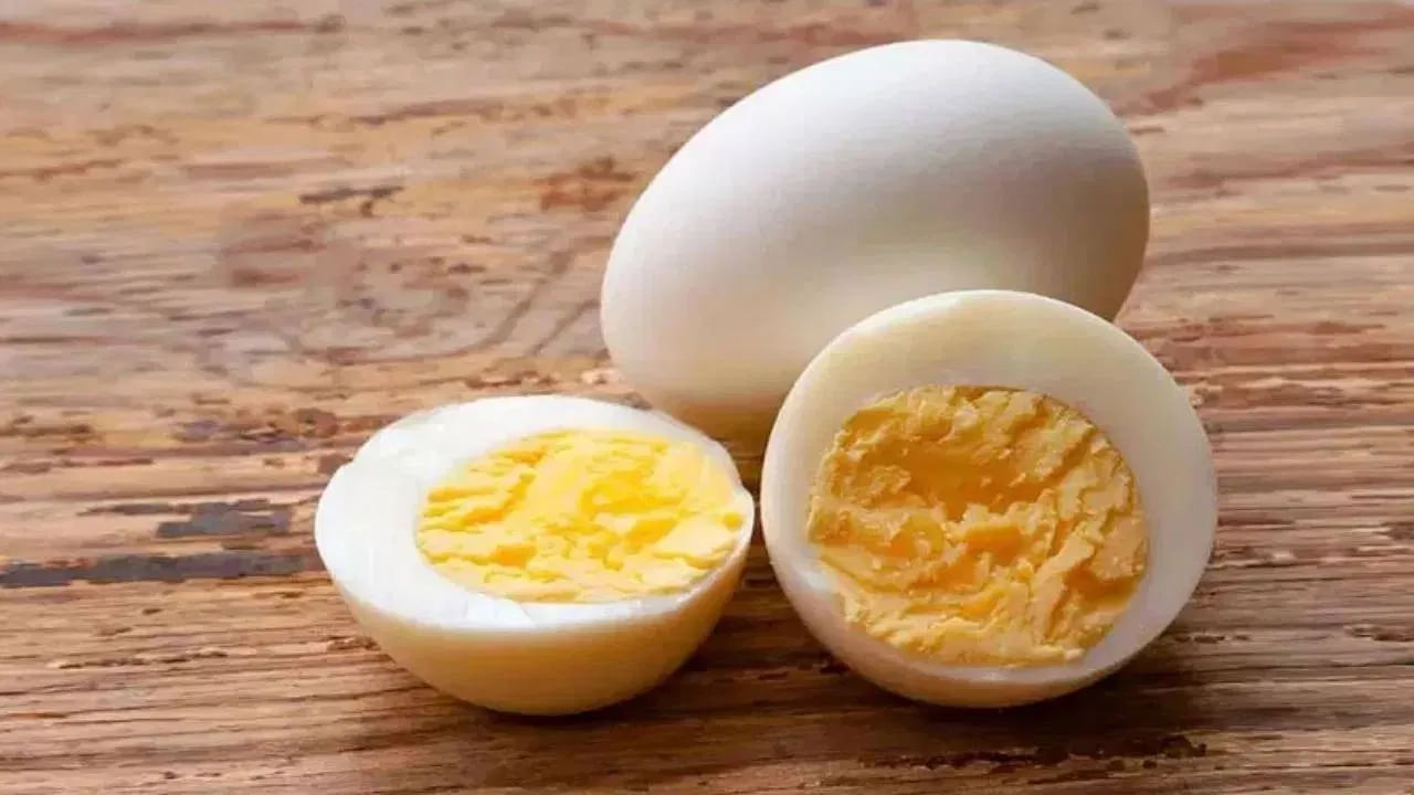 గుడ్లు ప్రోటీన్ కు మంచి మూలం. అయితే గుడ్లు, నిమ్మ రసంను కలిపి ఎప్పుడూ తినకూడదు. ఇది అనేక తీవ్రమైన కడుపు సమస్యలను కలిగిస్తుంది.