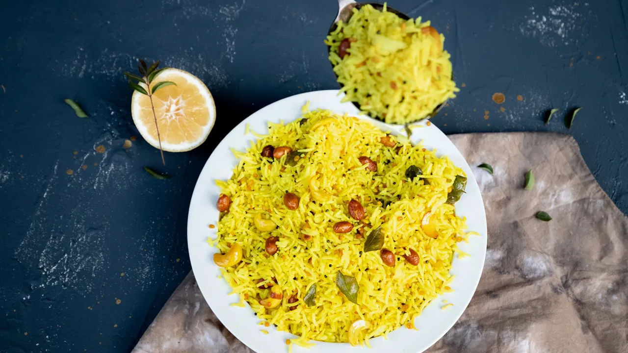 మొదటివారం పులిహోర: దీని కోసం వండిన అన్నం, చింతపండు గుజ్జు, పసుపు, నూనె, ఆవాలు, కరివేపాకు, శనగపప్పు, మినపప్పు, ఇంగువ, ఉప్పు అవసరం ఉంటుంది. వండిన అన్నంలో చింతపండు గుజ్జును కలపండి. తర్వాత అందులో ఆవాలు, కరివేపాకు, ఇతర సుగంధ ద్రవ్యాలతో చల్లబరచండి. నెయ్యి వెయ్యండి. మీకు ఇందులో కొద్దిగా ఇంగువ కూడా వేసుకోవచ్చు.