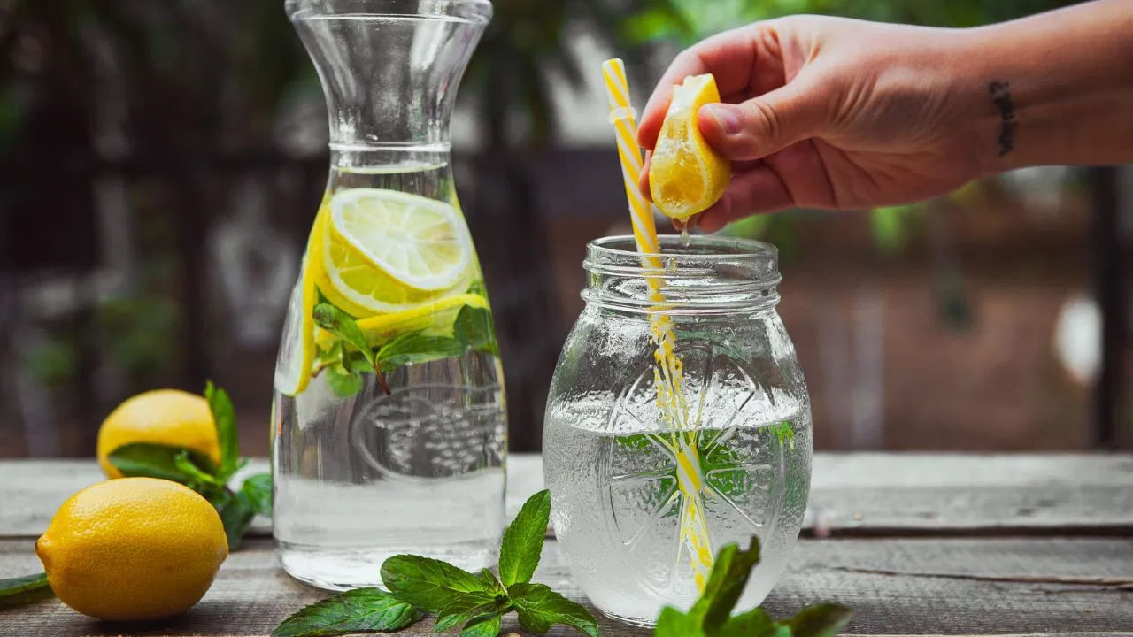 నిమ్మకాయ నీరు: సాంప్రదాయంగా ఉపయోగించే ఈ డ్రింక్ విటమిన్ సి, యాంటీఆక్సిడెంట్లతో సమృద్ధిగా ఉంటుంది. పిత్త ఉత్పత్తిని ప్రేరేపించడం, పేగు కదలికలను మెరుగుపరచడం ద్వారా జీర్ణక్రియకు మద్దతు ఇస్తుంది. దీనిలోని ఆల్కలీన్ స్వభావం కడుపు pH ని సమతుల్యం చేయడానికి సహాయపడుతుంది. క్రమంగా ప్రేగు కదలికలను ప్రోత్సహిస్తుంది.