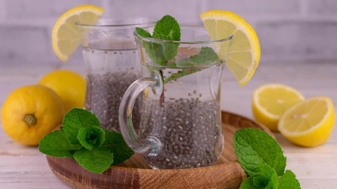 వేసవిలో నిమ్మకాయ చియా గింజల పానీయం తీసుకోవడం వల్ల కోల్పోయిన నీటిని తిరిగి నింపడంలో సహాయపడుతుంది. హైడ్రేటెడ్‌గా ఉండటానికి ఇది ఒక గొప్ప ఎంపిక.