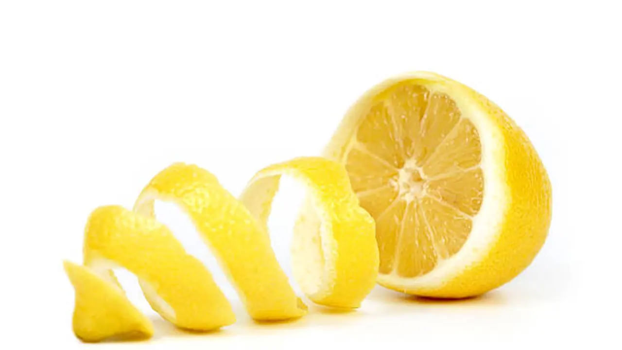 నిమ్మకాయ ఆరోగ్యానికి, కిడ్నీ హెల్త్ కి కూడా మంచిది. దీని తొక్కలో ఫ్లేవనాయిడ్లు, పోషకాలు ఉన్నప్పటికీ, ఇందులో ఉండే  ఆక్సలేట్లు  మూత్రపిండాల్లో రాళ్లు ఏర్పడటానికి దోహదపడతాయంట. నిమ్మకాయ అతిగా తినడం వలన ఇది కిడ్నీలో రాళ్ల ప్రమాదాన్ని మరింత పెంచుతుందంటున్నారు ఆరోగ్య నిపుణులు.