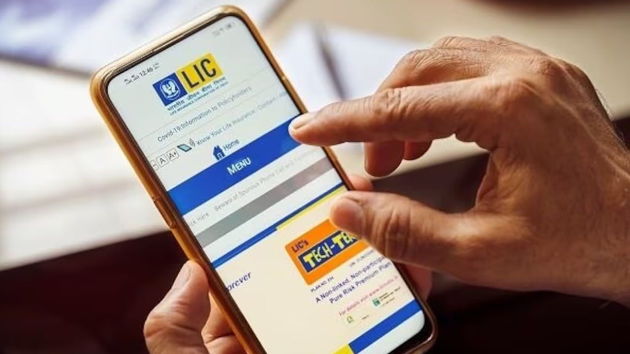 ఉదాహరణకు 26 ఏళ్ల వ్యక్తి రూ.5 లక్షల కవర్‌తో జీవన్ ఉమాంగ్ పాలసీ తీసుకుంటే, వార్షిక ప్రీమియం దాదాపు రూ.15,882 అవుతుంది. మూడు సంవత్సరాలలో చెల్లించిన మొత్తం ప్రీమియం రూ.47,646 అవుతుంది. ఈ విధంగా మీరు 30 సంవత్సరాల పాటు ప్రీమియంలు చెల్లించాల్సి ఉంటుంది. 31వ సంవత్సరం నుండి LIC మీకు ప్రతి సంవత్సరం రూ.40,000 చెల్లిస్తుంది. ఇది 100 సంవత్సరాల వయస్సు వరకు కొనసాగుతుంది. మీరు 100 సంవత్సరాల వయస్సులోపు అనుకోకుండా మరణిస్తే, కుటుంబానికి కనీసం రూ.5 లక్షలు + బోనస్ (అంటే, మీరు చెల్లించిన మొత్తంలో కనీసం 105 శాతం) లభిస్తుంది. దీనిని ఒకేసారి లేదా వాయిదాలలో తీసుకోవచ్చు.