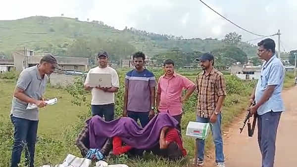 Andhra: నడుచుకుంటూ వెళ్తున్న ముగ్గుర్ని ఆపిన పోలీసులు.. అనుమానమొచ్చి చెక్ చేయగా