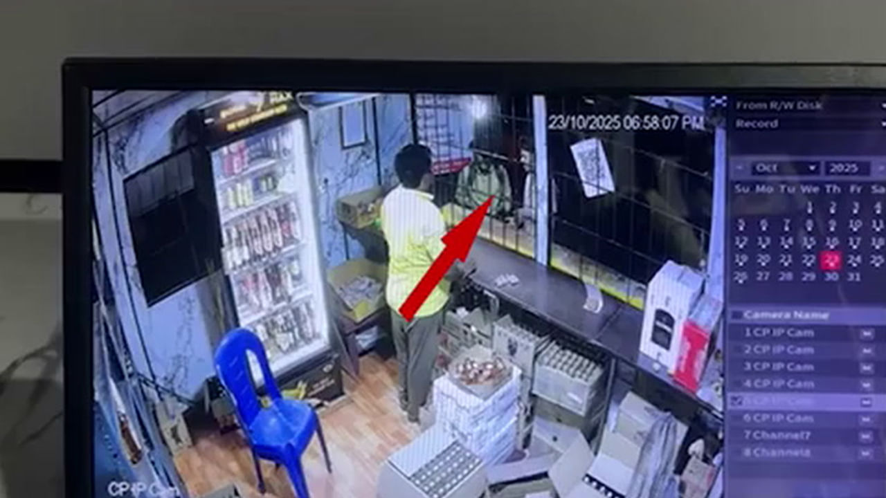 Kurnool Bus Accident: శివశంకర్, ఎర్రిస్వామి మద్యం కొనుగోలు చేస్తున్న విజువల్స్ ఇవిగో Kurnool Bus Accident: శివశంకర్, ఎర్రిస్వామి మద్యం కొనుగోలు చేస్తున్న విజువల్స్ ఇవిగో