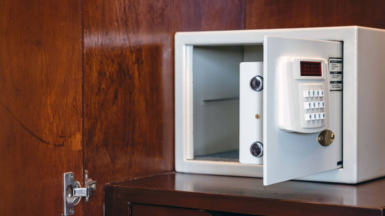 నగదు పెట్టె: వాస్తు ప్రకారం, ధనానికి అధిపతి అయిన కుబేరుడు ఉత్తర దిశలో డబ్బు పెట్టెను ఉంచడం మంచిది. "మీరు ఉత్తర దిశలో డబ్బు ఉంచితే, ఇంట్లో ఎల్లప్పుడూ డబ్బు ఉంటుంది" అని నమ్ముతారు. కుటుంబ సభ్యులు కుబేరుని ఆశీస్సులు పొందుతారు. ఇంట్లో సంతోషకరమైన వాతావరణం ఉంటుంది. మీరు ఉత్తర దిశలో డబ్బు పెట్టెను ఉంచితే, డబ్బు మార్గాలు తెరుచుకుంటాయి. మీరు జీవితంలో విజయం సాధిస్తారు . ఈ దిశలో డబ్బును ఉంచడం ద్వారా, ఇంట్లో దురదృష్టం తొలగిపోతుంది.