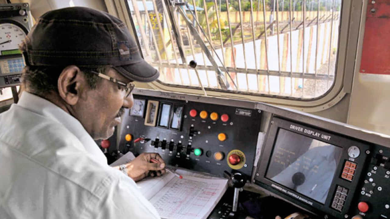 Indian Railways: ఎవరైనా చాలా కాలంగా ఒకే మార్గంలో డ్రైవింగ్ చేస్తుంటే, వారికి ప్రతి గుంత తెలుసు. అలాగే దారిలో మలుపులు ఎక్కడెక్కడ ఉన్నాయో తెలుస్తుంది. వారు సూచనల అవసరం లేకుండానే దానికి అనుగుణంగా డ్రైవ్ చేస్తారు. కానీ రైలు లోకో పైలట్ విషయంలో అలా కాదు. వారు సంవత్సరాలుగా ఒక మార్గంలో డ్రైవింగ్ చేస్తున్నప్పటికీ, ప్రతి సిగ్నల్, స్టేషన్ తెలుసుకుని, డ్యూటీకి ముందు శిక్షణ పొందుతారు. ఈ ప్రత్యేక శిక్షణ గురించి మరింత తెలుసుకుందాం.