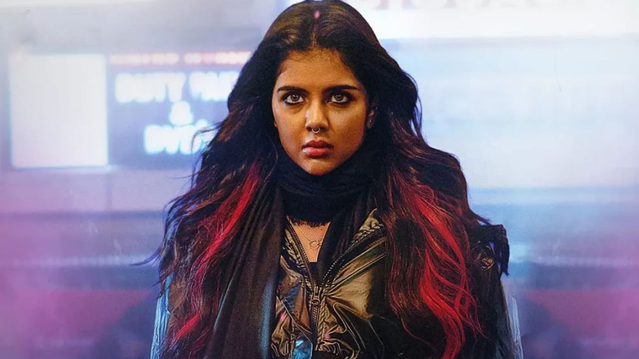 చాలా తక్కువ బడ్జెట్‌తో నిర్మించిన ఈ చిత్రం కేవలం మౌత్ పబ్లిసిటీ బలంతోనే మంచి రెస్పాన్స్ అందుకుంది. అంతేకాదు.. వరుస ప్లాపులతో సతమతమవుతున్న ఓ హీరోయిన్ కెరీర్ మలుపు తిప్పింది. ఈ సినిమాతో ఆమె పేరు మారుమోగింది. ఈ ఏడాది బాక్సాఫీస్ వద్ద అతిపెద్ద హి్ట గా నిలిచింది. ఆ సినిమా పేరు కొత్త లోకా చాప్టర్ 1 చంద్ర. 