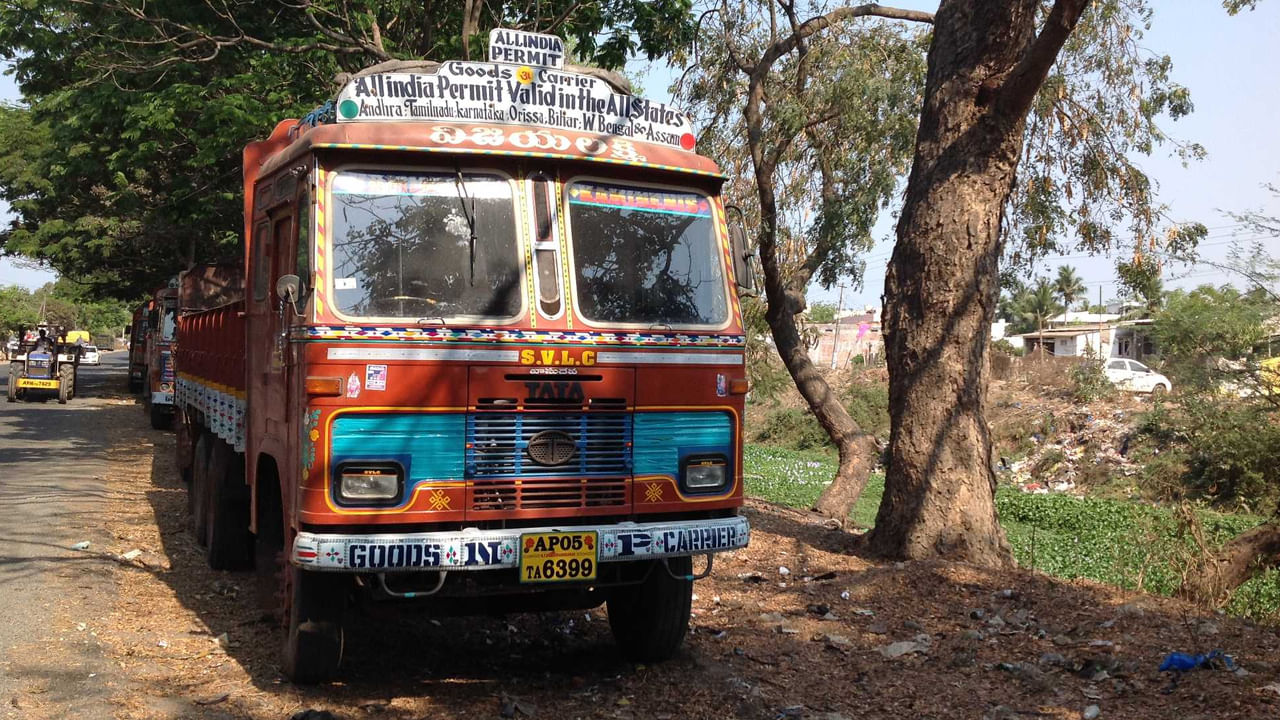 మీలో చాలామంది లారీ వెనుక భాగంలో సౌండ్ హార్న్ అనే పదాన్ని రాసి ఉండటం చూసి ఉంటారు. అదేవిధంగా NP అని కూడా ఉంటుంది. అయితే వాటి పూర్తి అర్థాలేంటో చాలా మందికి తెలిసి ఉండకపోవచ్చు. నిజానికి అది వాహనం దేశంలో ఎక్కడికైనా వెళ్ళడానికి అనుమతించే పదం. నేషనల్‌ పర్మిట్‌ని షార్ట్‌కట్‌లో NP అని రాస్తారు.