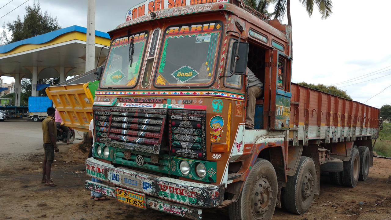 సాధారణంగా రాష్ట్రం నుండి రాష్ట్రానికి వస్తువులను రవాణా చేయడానికి ట్రక్కులను ఉపయోగిస్తారు. కానీ ప్రతిసారీ ట్రక్ పర్మిట్ పొందడం కష్టం. దీని కారణంగా నిర్దిష్ట సంవత్సరాలకు బల్క్‌గా పర్మిట్‌లను పొందడానికి AIP(ఆల్‌ ఇండియా పర్మిట్‌) NP(నేషనల​్‌ పర్మిట్‌) తీసుకుంటారు. 